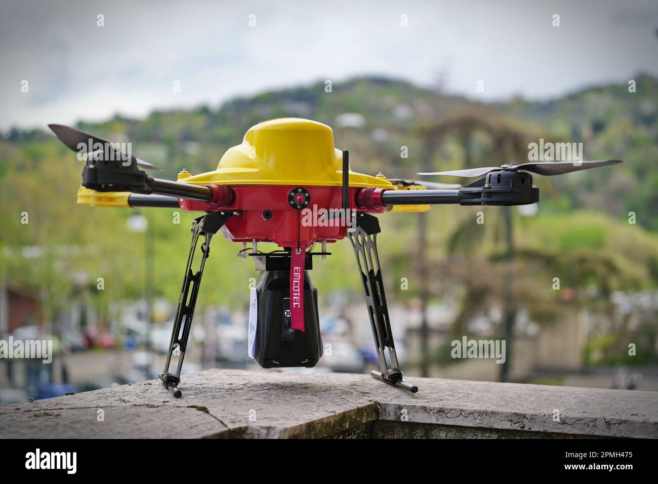 Drone utilisé dans les soins de santé, spécialement conçu pour transporter du matériel biologique et des organes destinés à la transplantation. Turin, Italie - avril 2023 Banque D'Images