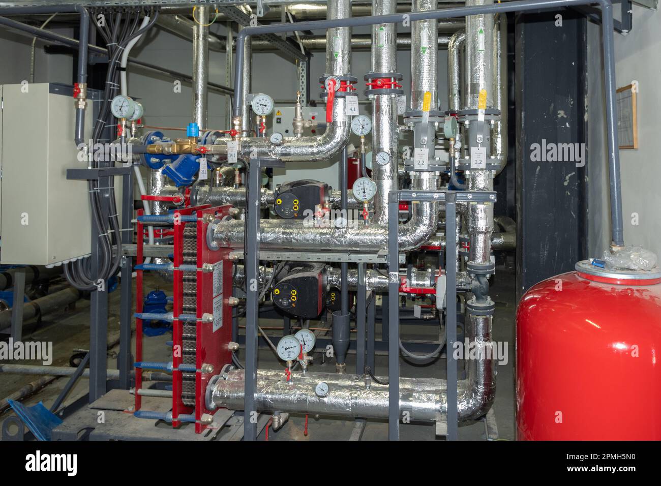 Chaudière à vapeur industrielle intérieure avec beaucoup de tuyaux, pompes et vannes, Russie, Chelyabinsk, mars 2023. Système de chauffage indépendant moderne dans le roo de chaudière Banque D'Images
