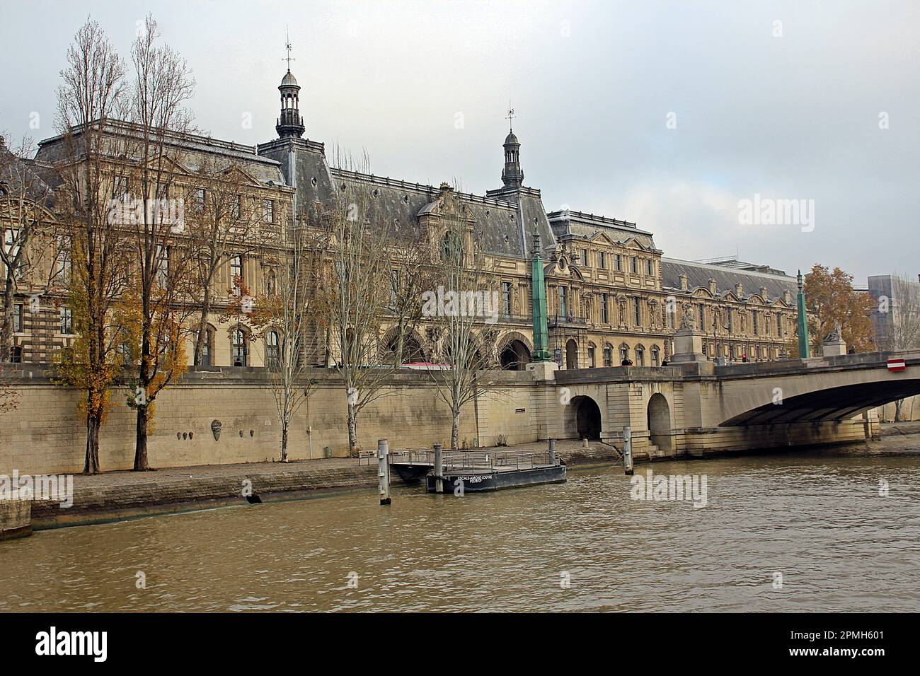 PARIS, FRANCE - 2 DÉCEMBRE 2017 bâtiments sur les rives de la Seine par une journée gris Banque D'Images