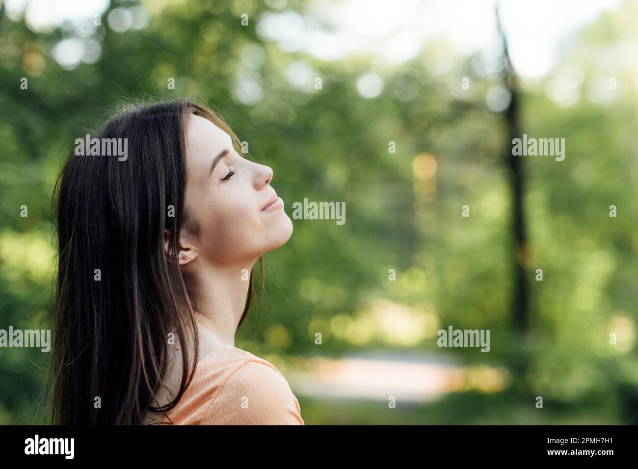Moyens de se déconnecter de la technologie et d'être présent. Se retirer de la technologie et vivre une vie plus consciente. Portrait extérieur de la jeune femme appréciant Banque D'Images