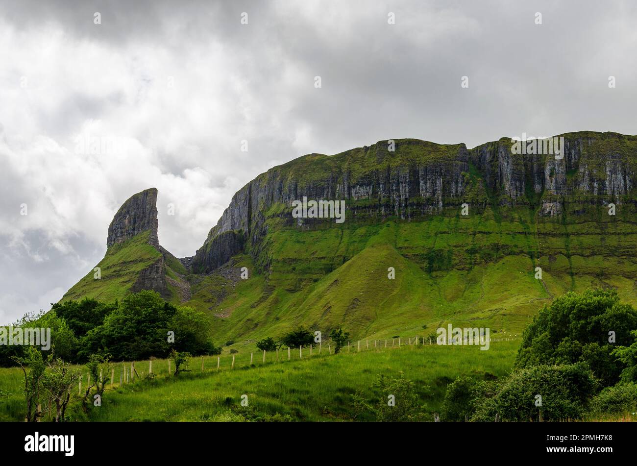 Eagle's Rock dans le comté de Leitrim Irlande fait partie de la chaîne de montagnes Dartry et est un lieu de randonnée populaire pour les touristes du monde entier Banque D'Images