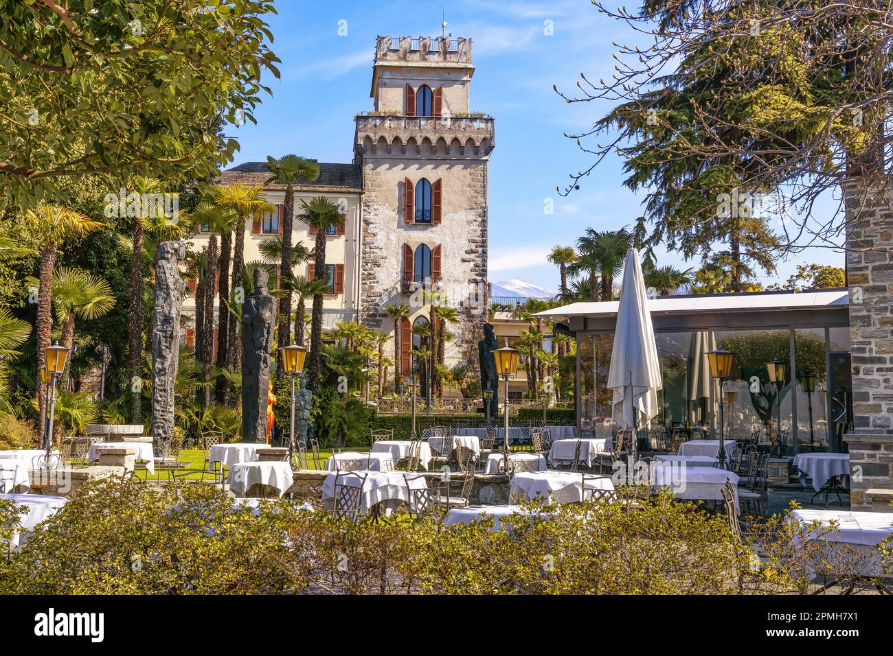 Street café à Ascona, Tessin, Suisse au début du printemps Banque D'Images