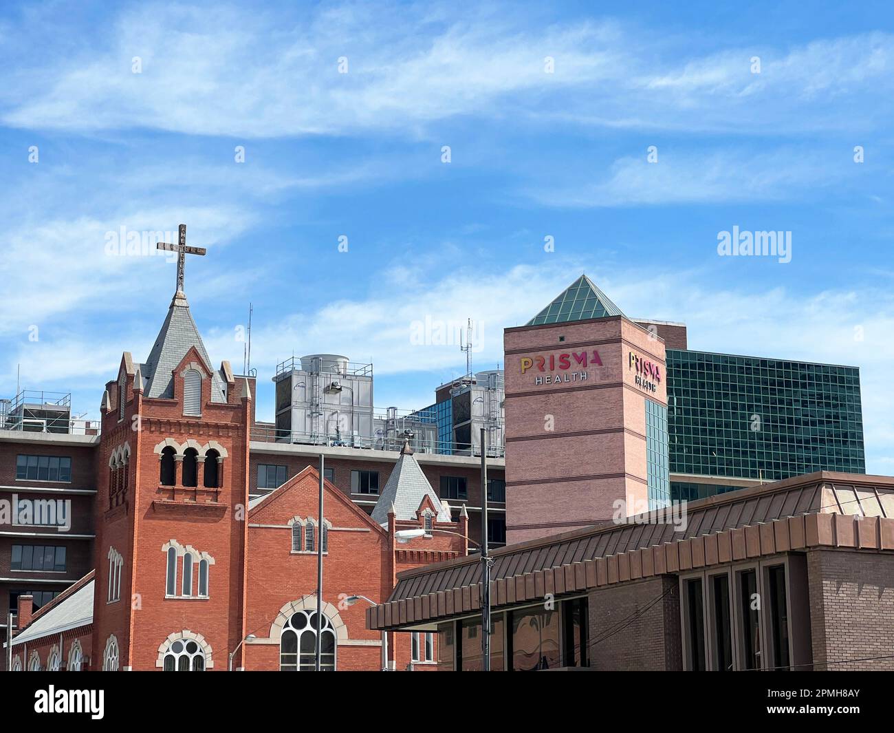 29 mars 2023 - Colombie, Caroline du Sud, Etats-Unis: Cityscape, y compris l'hôpital baptiste de la santé de Prisma et l'église épiscopale méthodiste africaine de Bethel. Banque D'Images