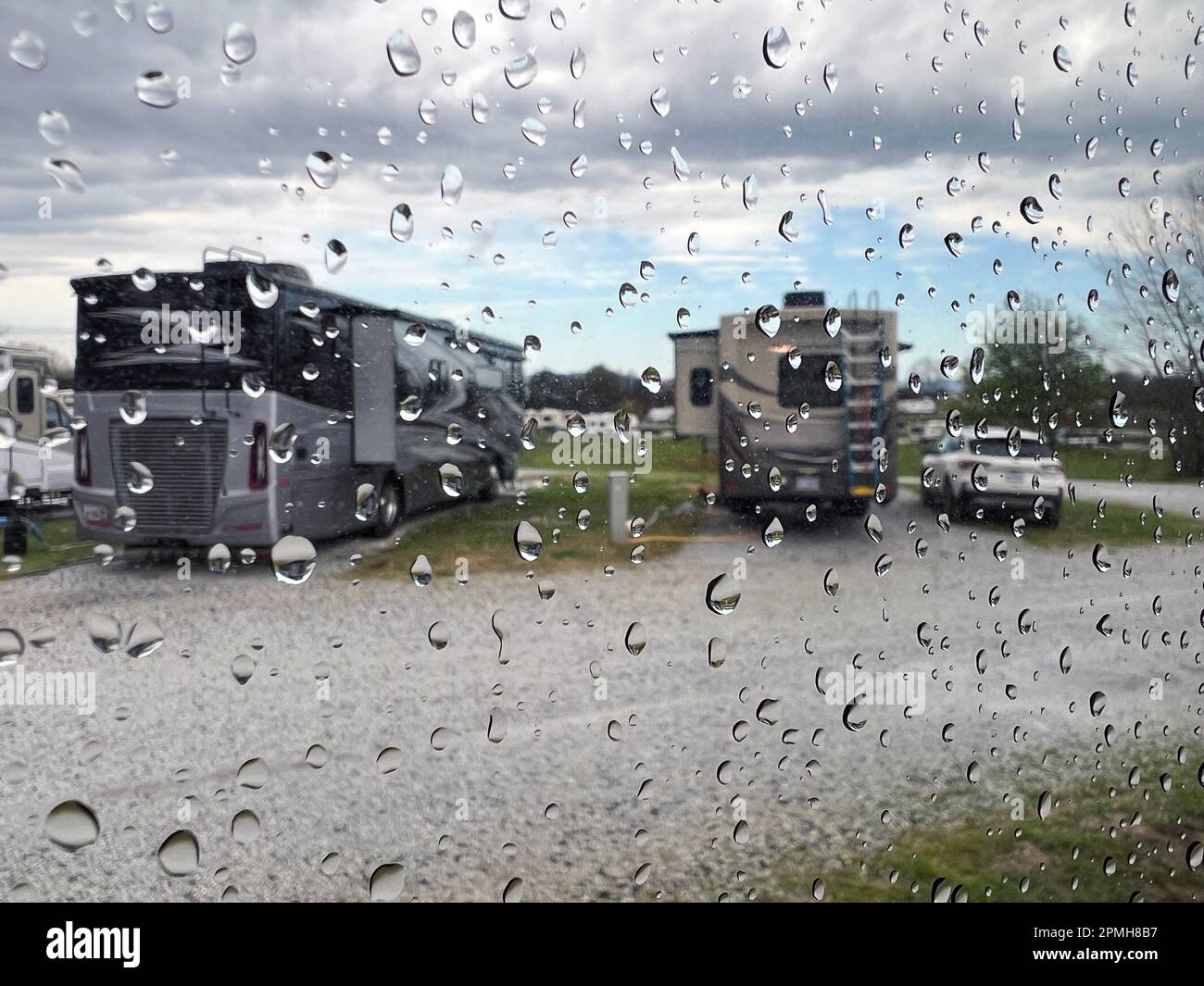 Une journée pluvieuse au camping, en regardant les véhicules récréatifs de luxe. Banque D'Images