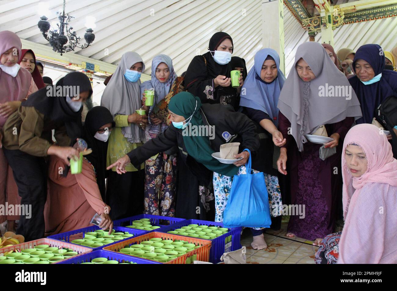 Yogyakarta, Yogyakarta, Indonésie. 13th avril 2023. Les musulmans indonésiens distribuent des chèvres maudites pour briser leur jeûne pendant le mois Saint du Ramadan ou connu sous le nom de ''Takjil'' à la Grande Mosquée de Kauman, Yogyakarta. La distribution du curry de chèvre takjil depuis l'époque du Sri Sultan HB VIII était autrefois une forme d'almes alimentaires pour les pauvres et cette tradition continue d'être préservée comme brisant chaque jeudi dans le mois du Ramadan à la mosquée de Gode Kauman. (Credit image: © Angga Budhiyanto/ZUMA Press Wire) USAGE ÉDITORIAL SEULEMENT! Non destiné À un usage commercial ! Banque D'Images