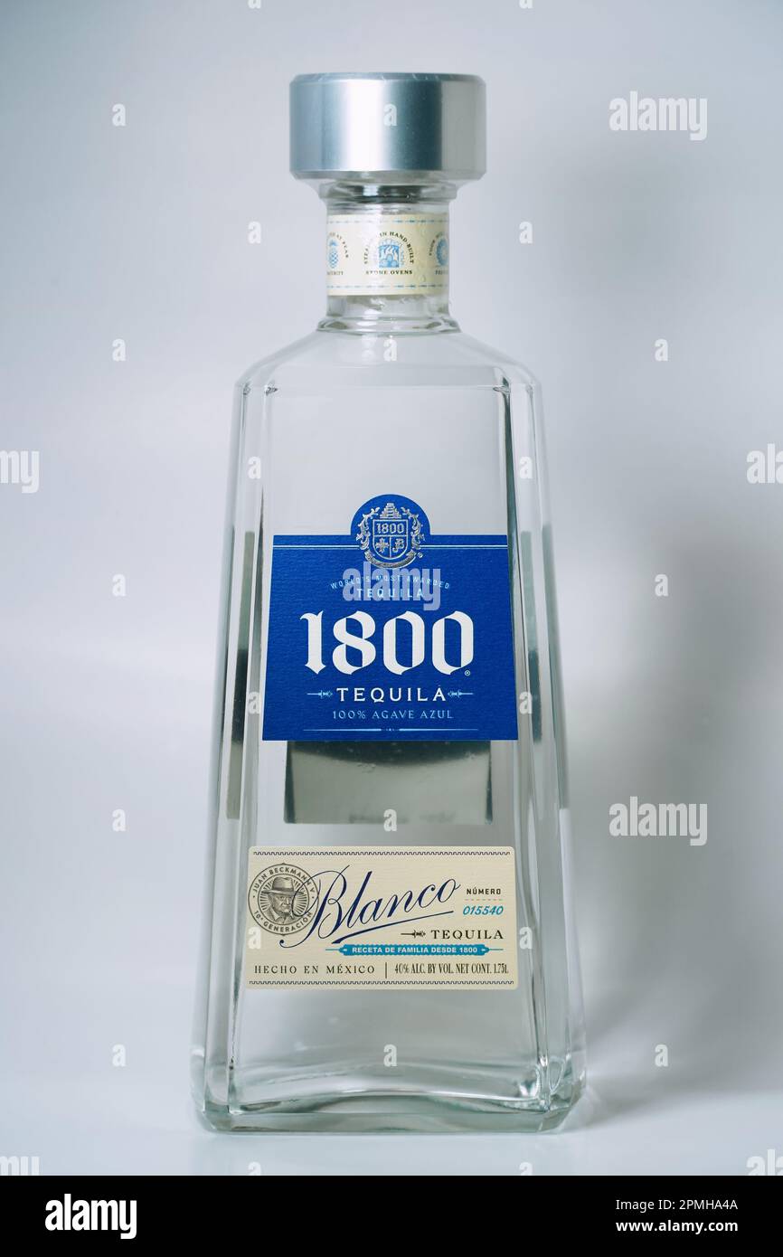 New York, NY - 12 avril 2023 : 1800 Tquila Reserva argent Grande bouteille de 1750 ml isolée sur fond blanc. Banque D'Images