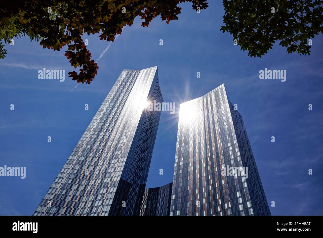 Les immeubles de grande hauteur brillent au soleil avec un ciel bleu clair dans la ville de Manchester skyline, Angleterre. Banque D'Images