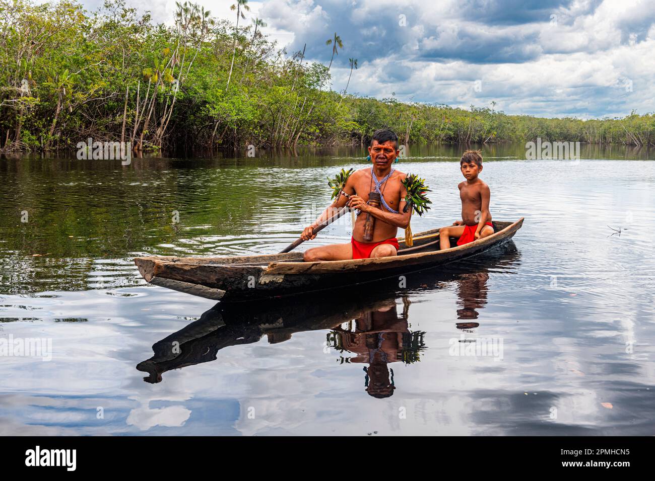 Père et fils de la tribu Yanomami en canoë, sud du Venezuela, Amérique du Sud Banque D'Images