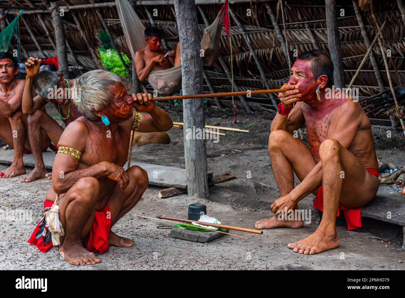 Chamans de la tribu Yanomami pratiquant des méthodes de guérison traditionnelles, sud du Venezuela, Amérique du Sud Banque D'Images
