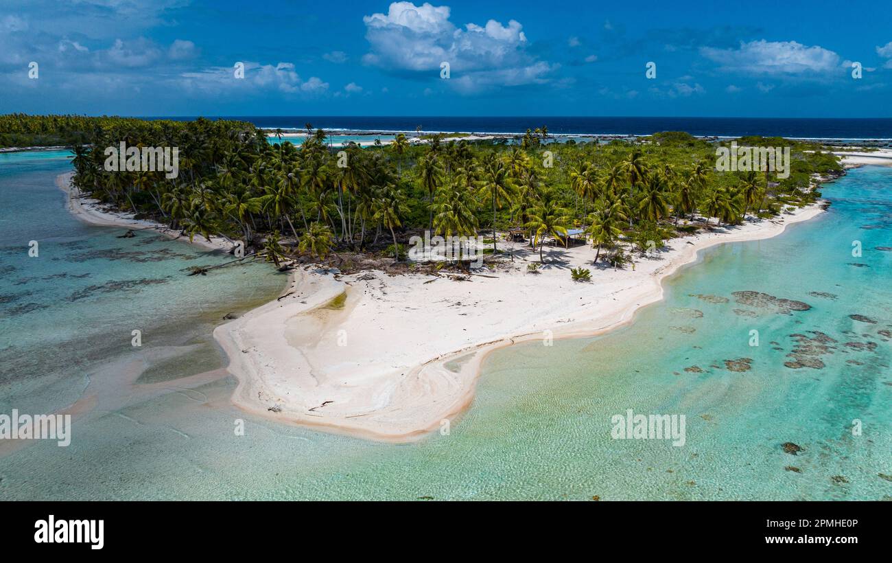 Antenne de petite île avec plage de sable blanc, l'Ile aux Recifs, l'atoll de Rangiroa, Tuamotus, Polynésie française, Pacifique Sud, Pacifique Banque D'Images