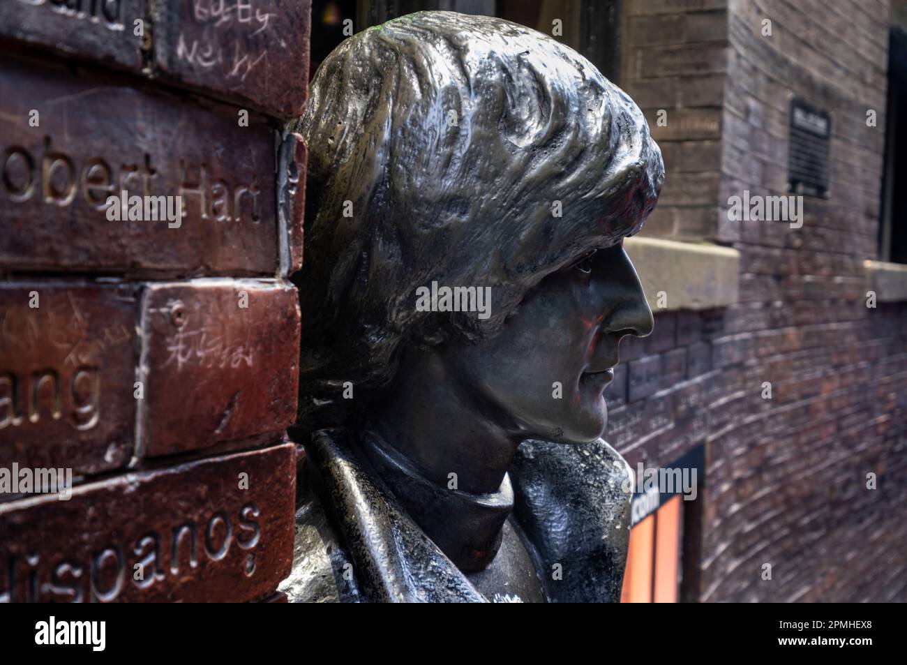 Détail de la statue de John Lennon devant le Cavern Pub, Matthew Street, Liverpool, Merseyside, Angleterre, Royaume-Uni, Europe Banque D'Images