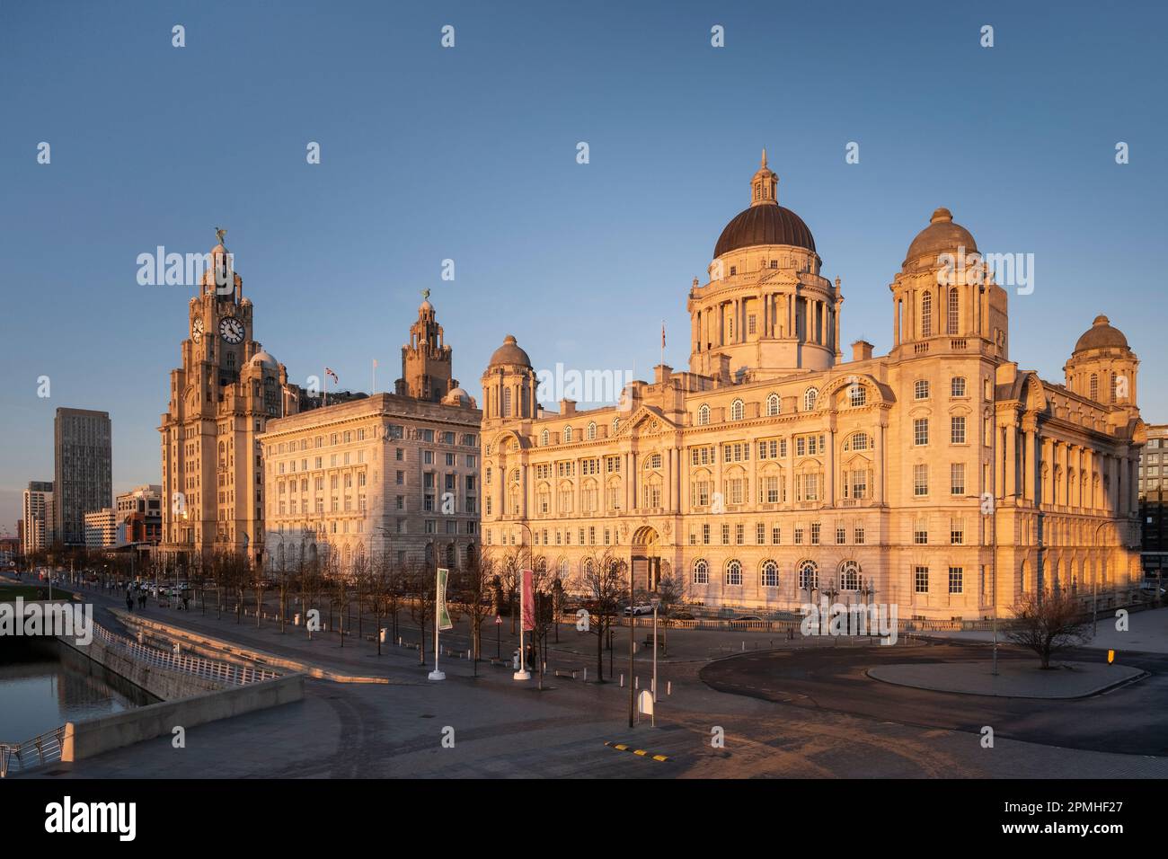 Lumière du soir sur Pier Head avec le Royal Liver Building, le Cunard Building et le Port de Liverpool Building, Liverpool Waterfront Banque D'Images