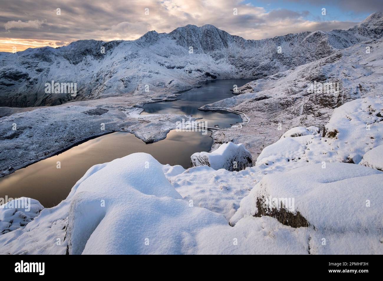 Y Lliwedd, Llyn Llydaw et la route de Miners Track vers Snowdon en hiver, MCG Dyli, Eryri, parc national de Snowdonia, pays de Galles du Nord, Royaume-Uni, Europe Banque D'Images