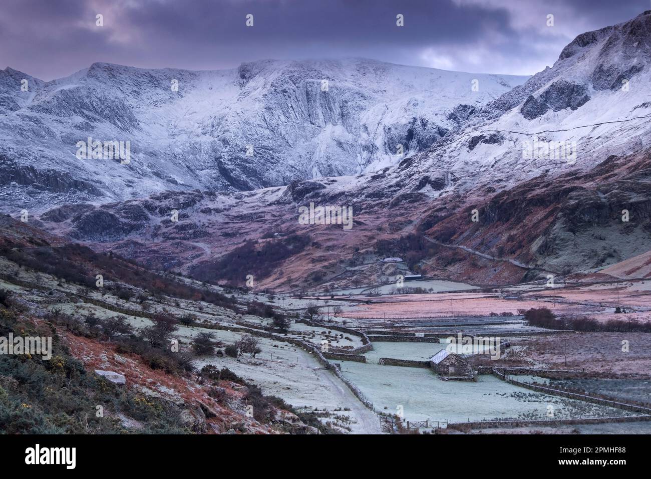 Matin glacial dans la vallée du Nant Ffrancon, adossée aux montagnes de Glyderau, parc national de Snowdonia, Eryri, pays de Galles du Nord, Royaume-Uni, Europe Banque D'Images