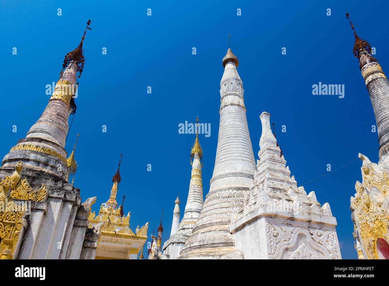 Angle bas d'Indein (Inn Dein) (Inn Thein) pagodes, lac Inle, état de Shan, Myanmar (Birmanie), Asie Banque D'Images