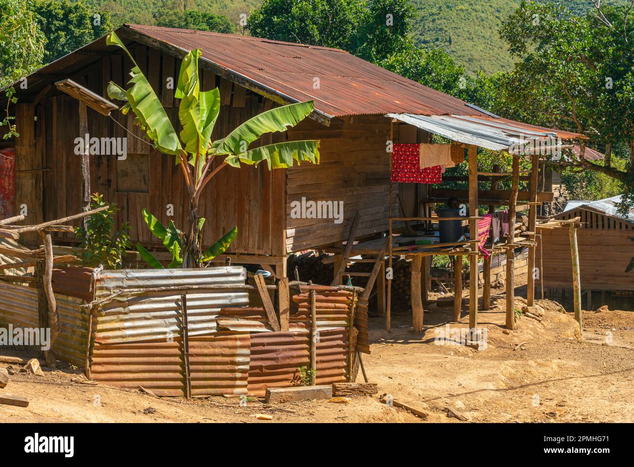 Maison en bois dans le village de la tribu Kayaw, district de Loikaw, État de Kayah, Myanmar (Birmanie), Asie Banque D'Images