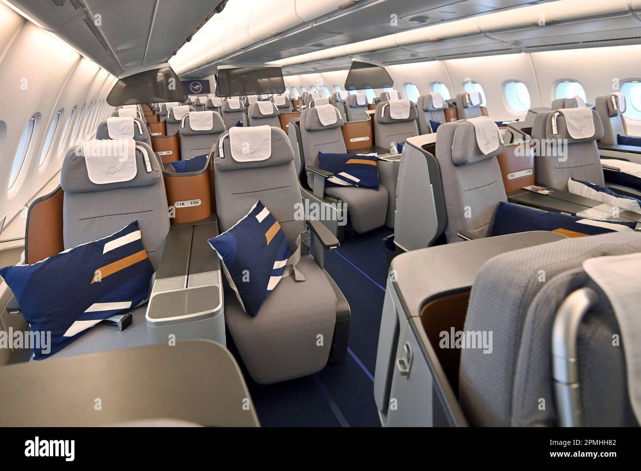 L'Airbus A380 long-courrier de Lufthansa atterrera à nouveau pour la  première fois à Munich à l'aéroport Franz Josef Strauss sur 12 avril 2023.  Classe affaires, rangées de sièges, sièges, sièges, cabine d'avion
