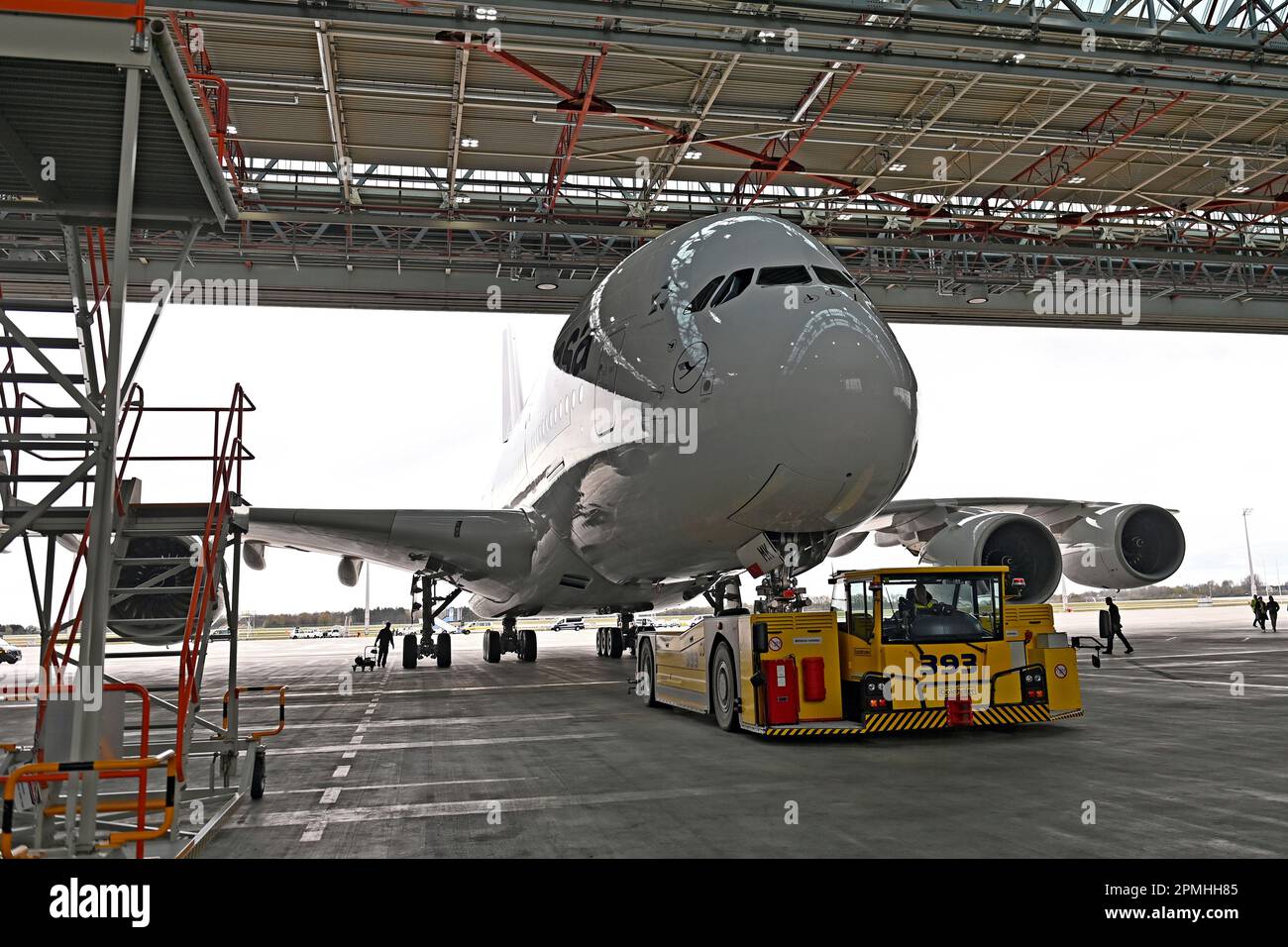Chose haute, Allemagne. 12th avril 2023. L'Airbus A380 long-courrier de Lufthansa atterrera à nouveau pour la première fois à Munich à l'aéroport Franz Josef Strauss sur 12 avril 2023. Un 380 après l'atterrissage est tiré dans le hangar de Lufthansa Technik. ? Credit: dpa/Alay Live News Banque D'Images