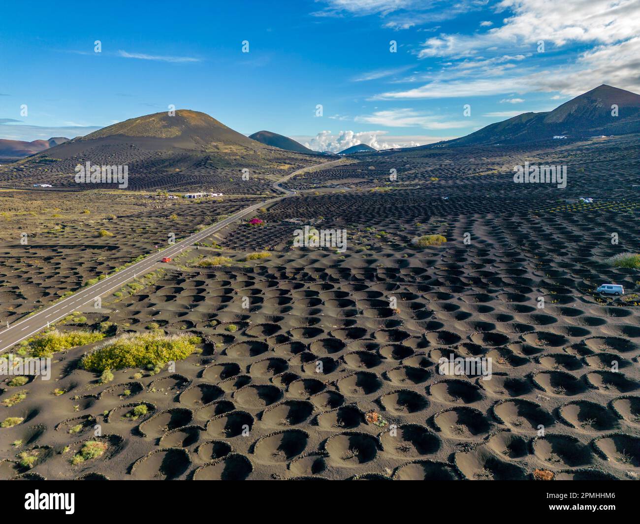 Vue aérienne du quartier viticole de la Geria, Parc national de Timanfaya, Lanzarote, Iles Canaries, Espagne, Atlantique, Europe Banque D'Images