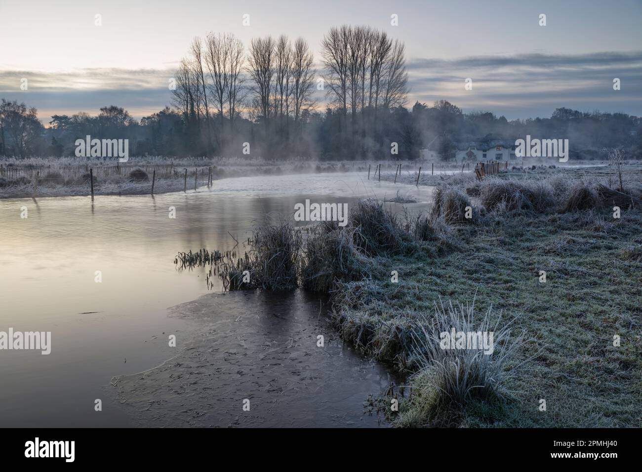Lever de soleil hivernal glacial avec brume sur l'essai de rivière sur Chilbolton Cow Common SSSI (site d'intérêt scientifique spécial), Wherwell, Hampshire, Angleterre Banque D'Images