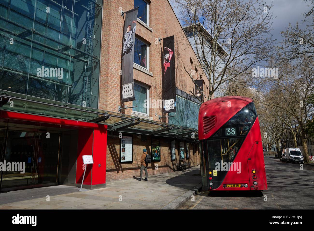 Le bus à impériale Number 38 New Routemaster devant Sadler's Wells Theatre, Angel, Islington, Londres, Angleterre, Royaume-Uni. Banque D'Images