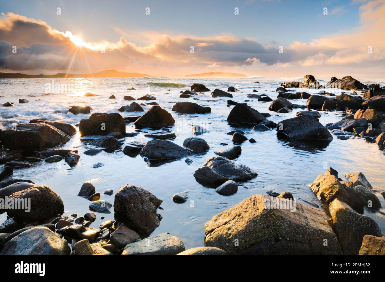 Surplombant la baie rocheuse de Reiff au lever du soleil avec les îles d'été en arrière-plan au large des côtes nord-ouest de l'Écosse, Highland, Ecosse, United Kingdo Banque D'Images