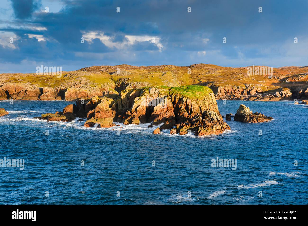 Vue sur la baie de Camas Eilean Ghlais en début de matinée avec son île et son littoral sauvage, nord-ouest de l'Écosse, Highland, Écosse, United Kingdo Banque D'Images