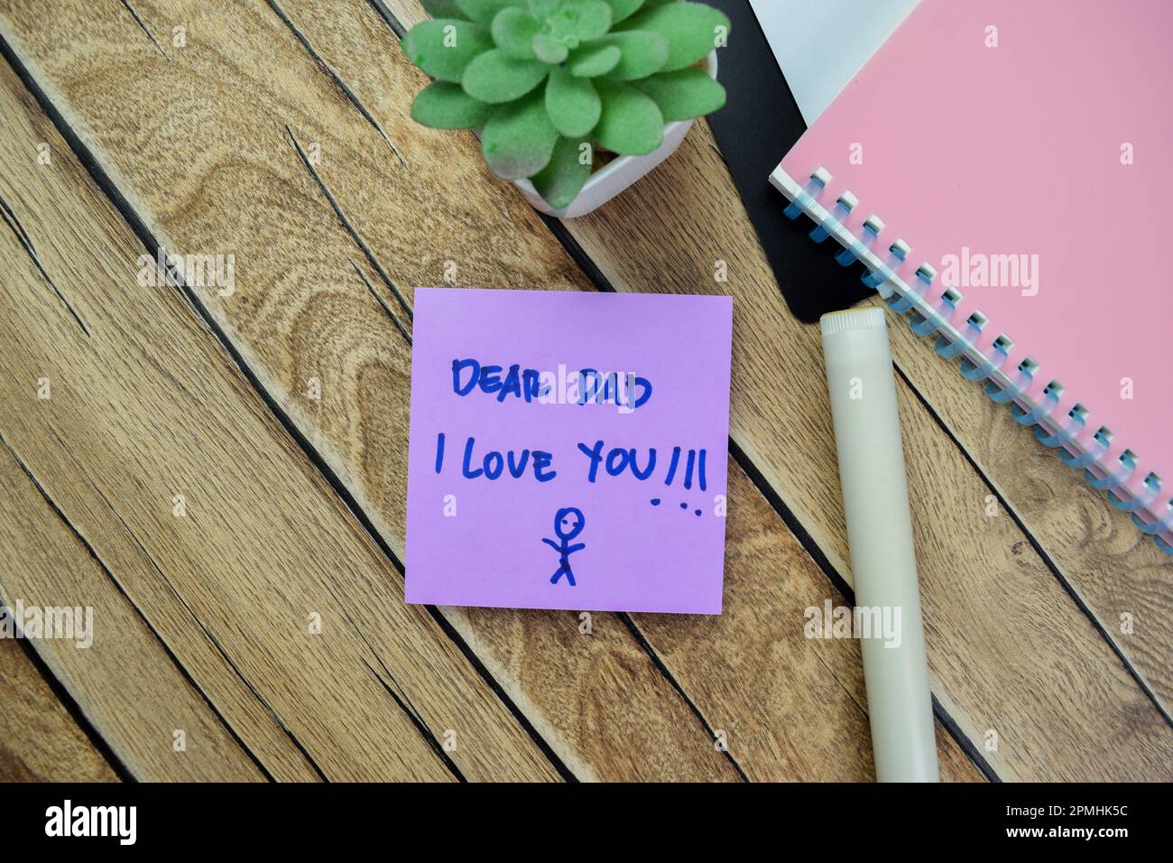 Concept de cher papa J'aime vous écrire sur des notes adhésives isolées sur la table en bois. Banque D'Images