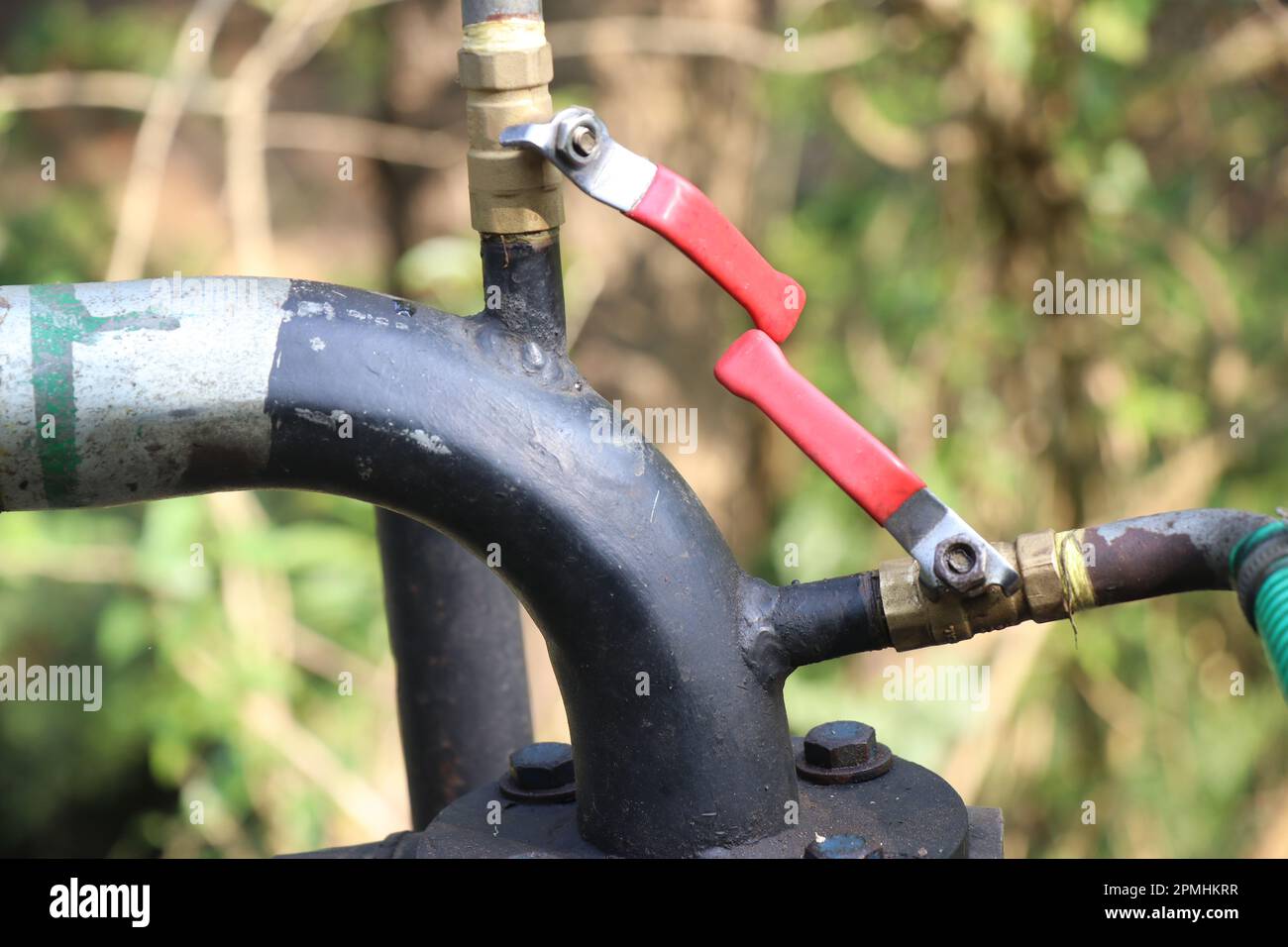 Clapet à bille à usage intensif utilisé pour couper l'eau d'une pompe centrifuge. Vannes d'eau haute pression installées sur un moteur Banque D'Images