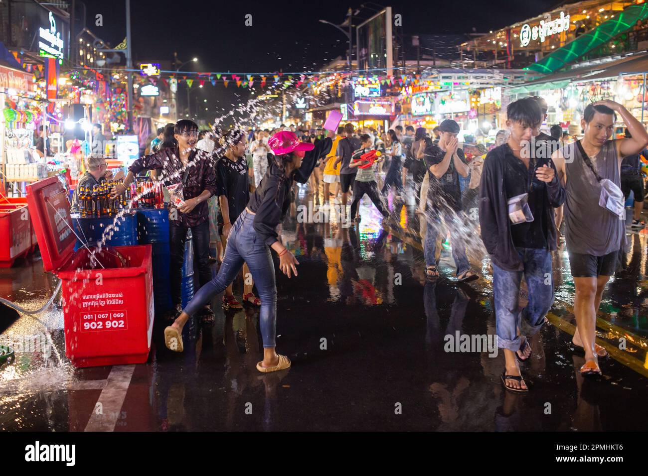Siem Reap, Cambodge - 13 avril 2023: Les gens célèbrent Songkran, le nouvel an cambodgien ou le nouvel an khmer en éclaboussant de l'eau dans les rues de Siem Reap Banque D'Images