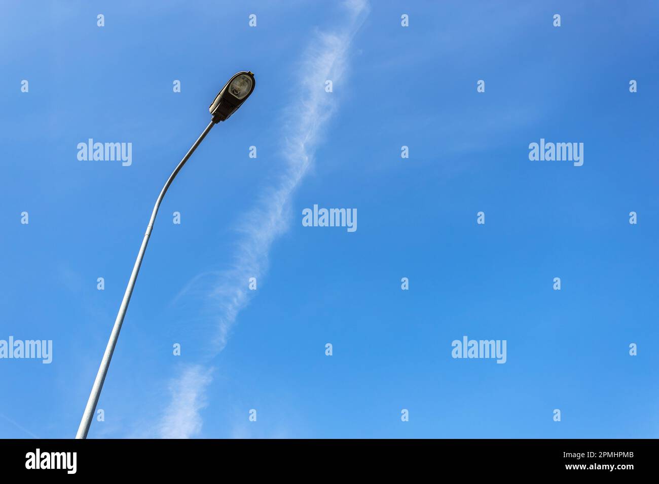 Vue de dessous d'un lampadaire sur fond de ciel bleu par temps clair Banque D'Images
