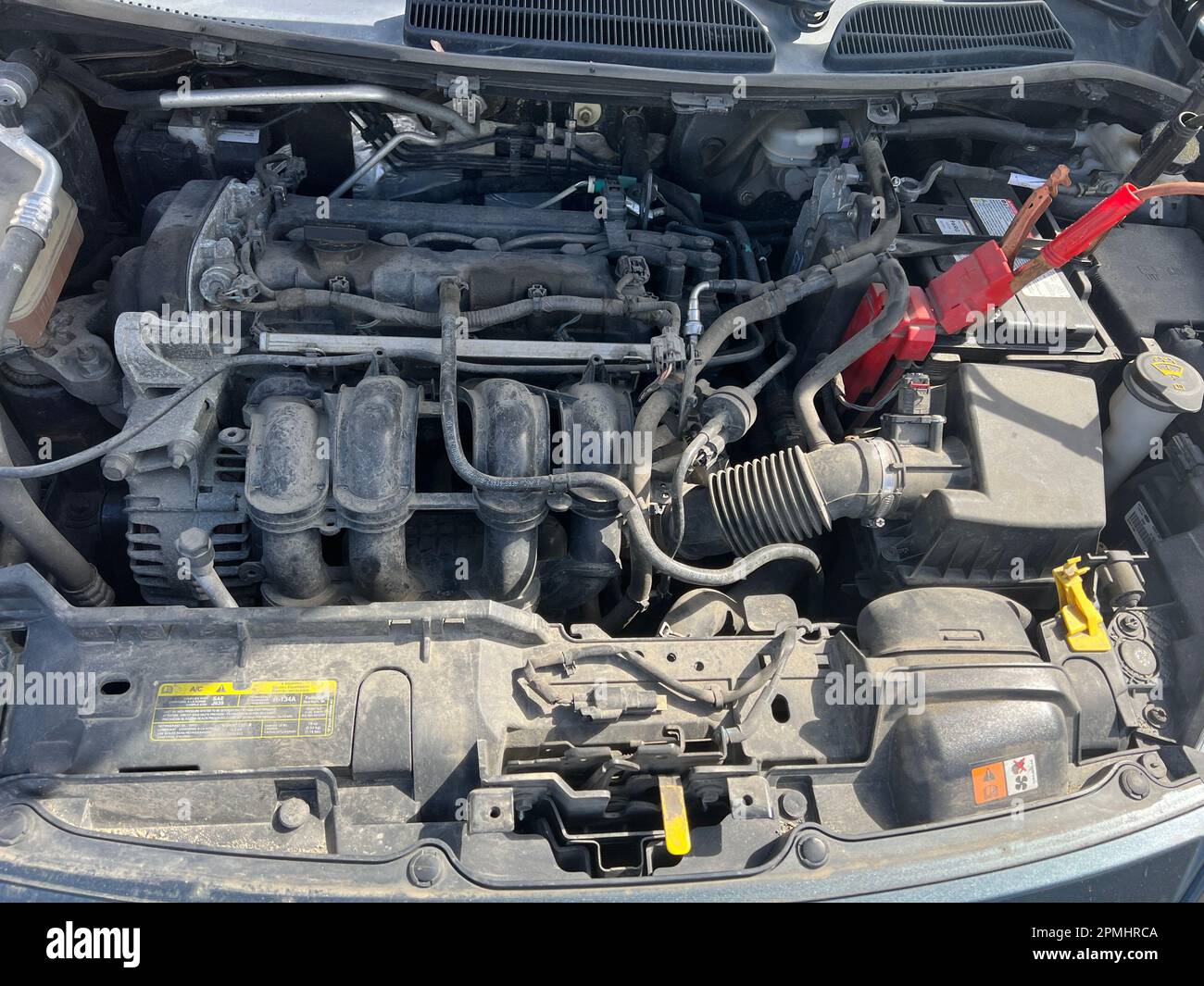 Charger une batterie de voiture en hiver. Aide sur la route. Gros plan. Branchement des fils haute tension à la batterie de la voiture. Réanimation de la voiture dans des conditions hivernales sévères Banque D'Images