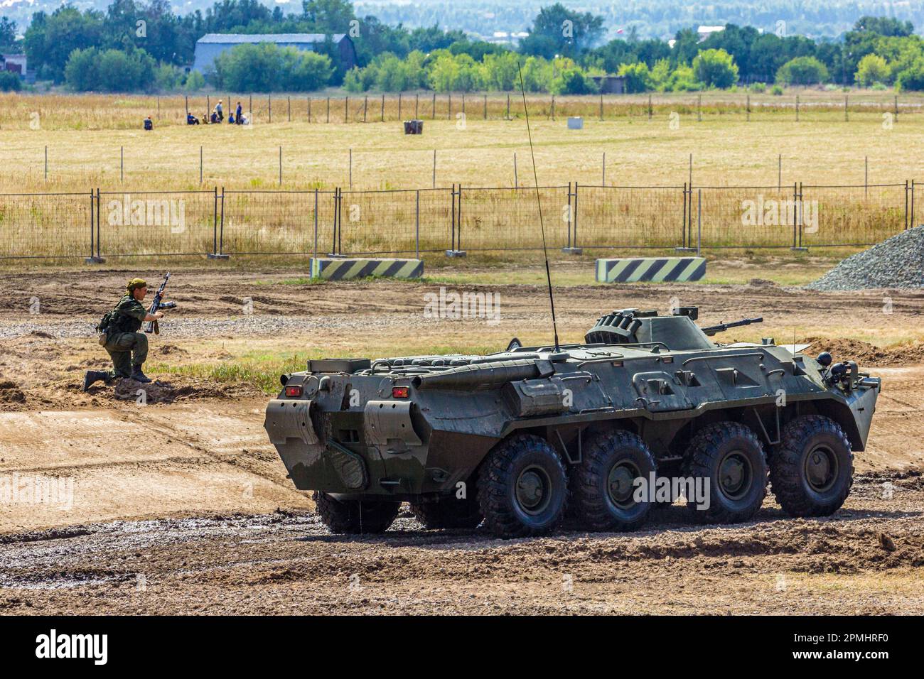 Le porte-avions blindé amphibie à roues de combat BTR-80 de l'armée russe lors de représentations de démonstration Banque D'Images