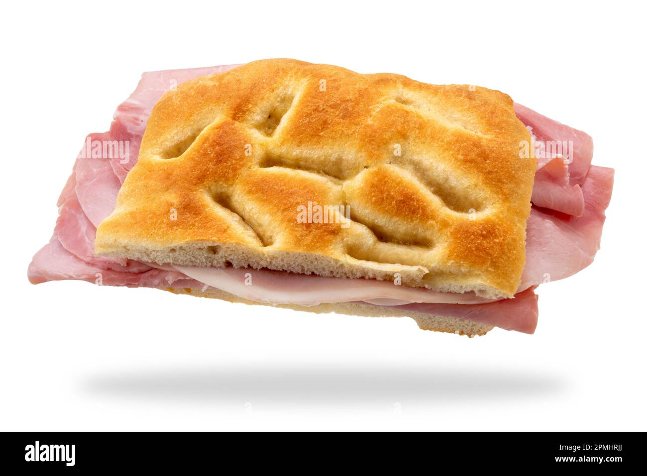 Sandwich focaccia, pain plat de Gênes farci de tranches de jambon, isolé sur blanc avec un chemin de coupure Banque D'Images