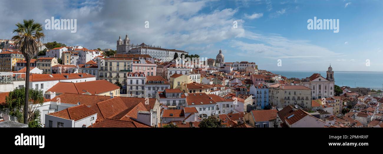 Vue panoramique sur la vieille ville de Lisbonne dans le quartier d'Alfama à Lisbonne, Portugal Banque D'Images