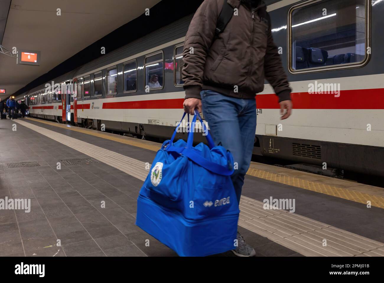 Naples, Italie - 15 février 2023: Le train arrive et s'arrête à la plate-forme de la gare centrale et les passagers s'arrêtent des voitures et du wal Banque D'Images