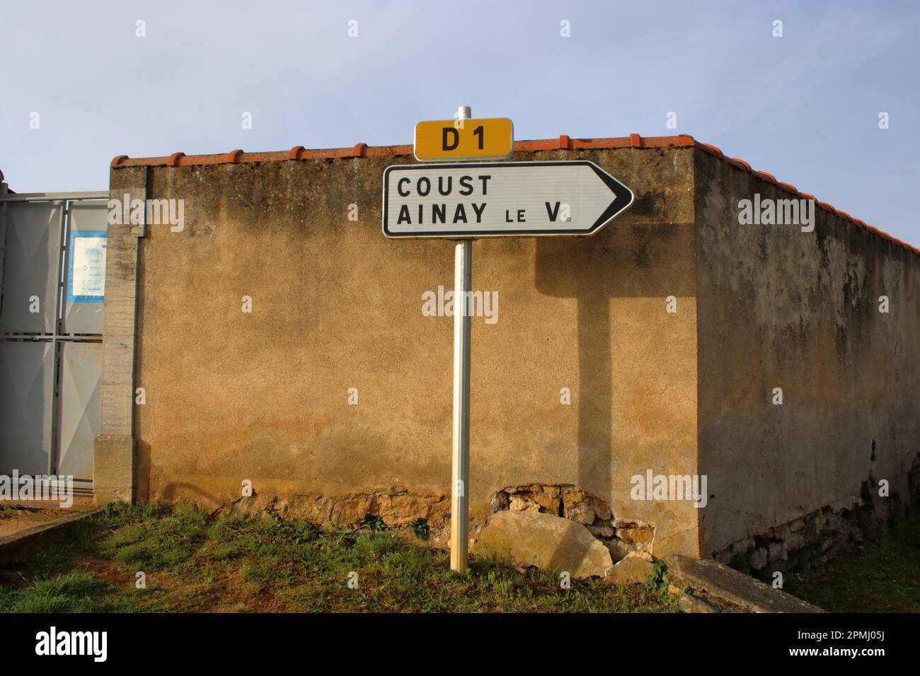 Vue d'un panneau typiquement français placé contre un mur situé dans la ville rurale française de Charenton du cher dans le centre de la France. Banque D'Images