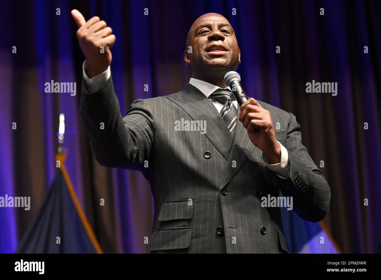 New York, États-Unis. 13th avril 2023. L'ancien joueur professionnel de basket-ball Earvin 'Magic' Johnson parle au congrès du réseau national d'action (NAN) de 2023 « le nouvel agenda noir en Amérique urbaine - bâtir la richesse générationnelle ». Discutez avec le révérend Al Sharpton et le maire de New York Eric Adams, à l'hôtel Sheraton de New York, NY, 12 avril 2023. (Photo par Anthony Behar/Sipa USA) crédit: SIPA USA/Alay Live News Banque D'Images