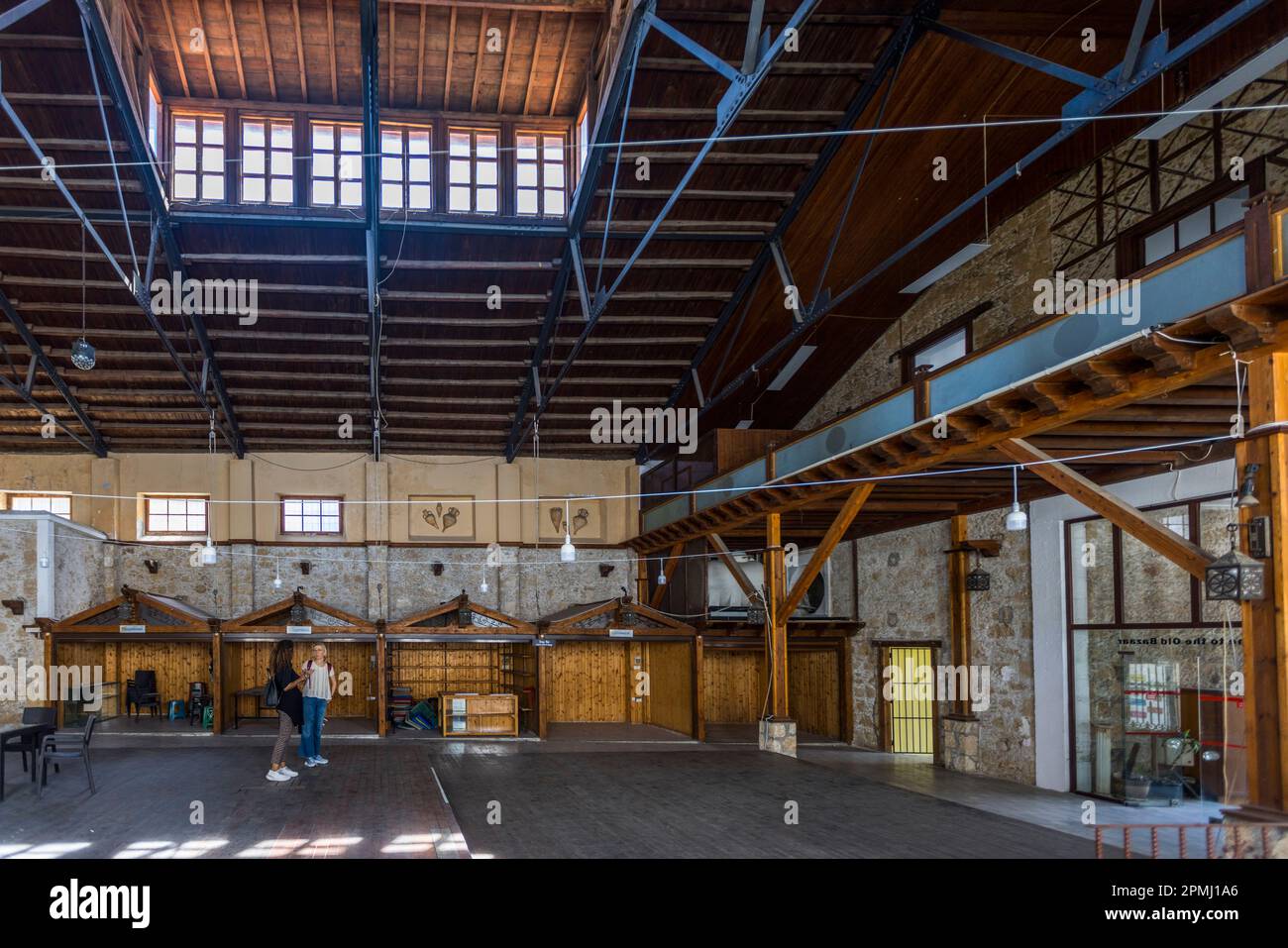 De hautes poutres en bois soutiennent l'intérieur de la halle marchande historique de Bandabulya à Chyréa (turc : Girne, RTNC), qui devrait être gérée par une coopérative féminine à l'avenir. Des recherches confirment que la municipalité de Chyréa a convenu avec deux coopératives féminines de restaurer la halle et de la rouvrir sous gestion féminine. Banque D'Images