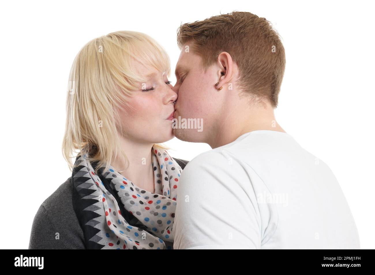 Jeune couple de cour ou l'établissement Banque D'Images