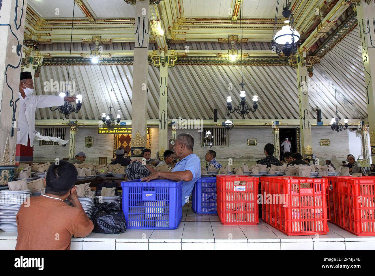 Les musulmans indonésiens préparent le curry de chèvre pour briser leur jeûne pendant le mois Saint du Ramadan ou connu sous le nom de « Takjil » à la Grande Mosquée de Kauman. La distribution du curry de chèvre takjil depuis l'époque du Sri Sultan HB VIII était autrefois une forme d'almes alimentaires pour les pauvres et cette tradition continue d'être préservée comme brisant chaque jeudi dans le mois du Ramadan à la mosquée de Gode Kauman. Banque D'Images