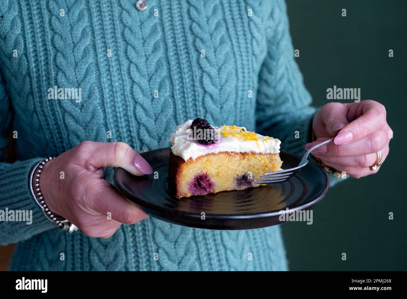 Une tranche de cassis maison, gâteau au citron polenta. Le gâteau est fait avec de la polenta italienne, une farine de maïs ou de maïs et est sans gluten Banque D'Images