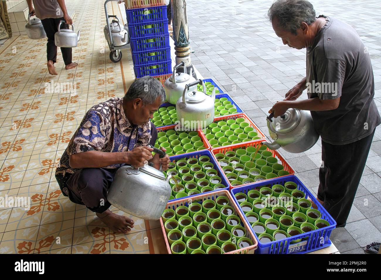 Yogyakarta, Indonésie. 13th avril 2023. Les musulmans indonésiens préparent le thé pour briser leur jeûne pendant le mois Saint du Ramadan ou connu sous le nom de « Takjil » à la Grande Mosquée de Kauman. La distribution du curry de chèvre takjil depuis l'époque du Sri Sultan HB VIII était autrefois une forme d'almes alimentaires pour les pauvres et cette tradition continue d'être préservée comme brisant chaque jeudi dans le mois du Ramadan à la mosquée de Gode Kauman. (Photo par Angga Budhiyanto/SOPA Images/Sipa USA) crédit: SIPA USA/Alay Live News Banque D'Images