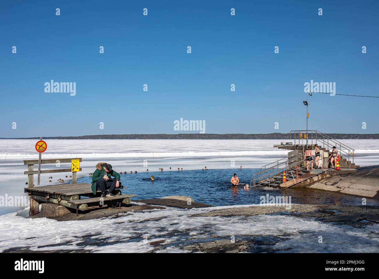 Baignade dans la glace à Rauhaniemen kansankylpylä ou au spa Rauhaniemi Folk lors d'une journée de printemps ensoleillée à Tampere, en Finlande Banque D'Images
