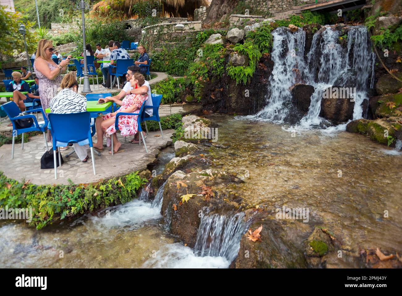 Spring and Restaurant, Borsh, Mer Ionienne, Albanie, Borshi Banque D'Images