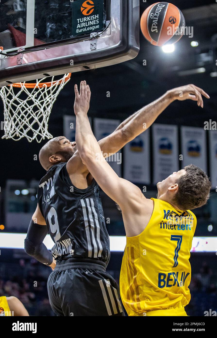 Berlin, Allemagne. 13th avril 2023. Basket-ball: EuroLeague, Alba Berlin - Villeurbanne, main Round, Matchday 34, Mercedes-Benz Arena. Alex Tyus de Villeurbanne saute au panier contre Yanni Wetzell (r) d'Alba. Credit: Andreas Gora/dpa/Alay Live News Banque D'Images