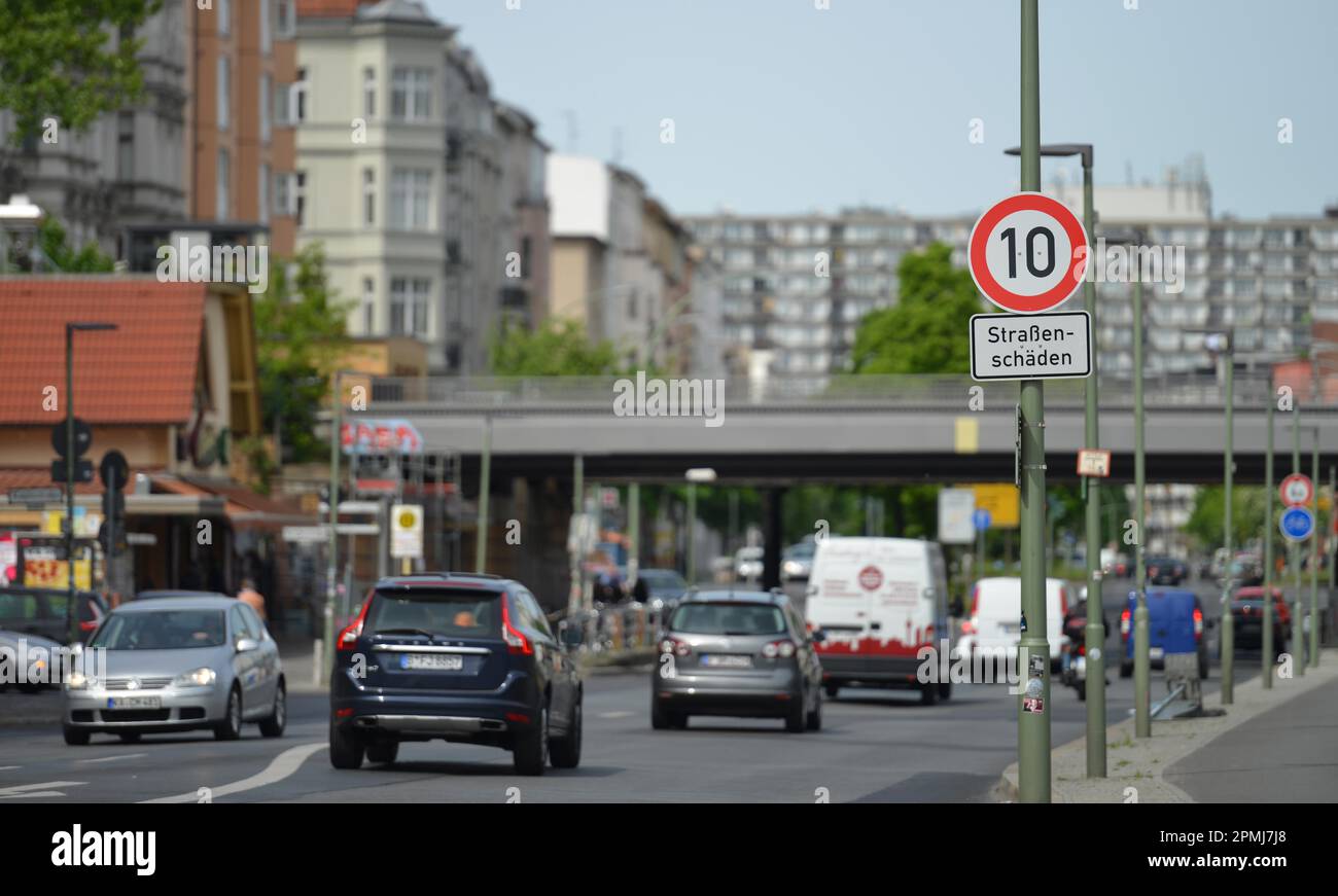 Limite de vitesse, 10 km/h, Yorckstrasse, Schoeneberg, Berlin, Allemagne Banque D'Images