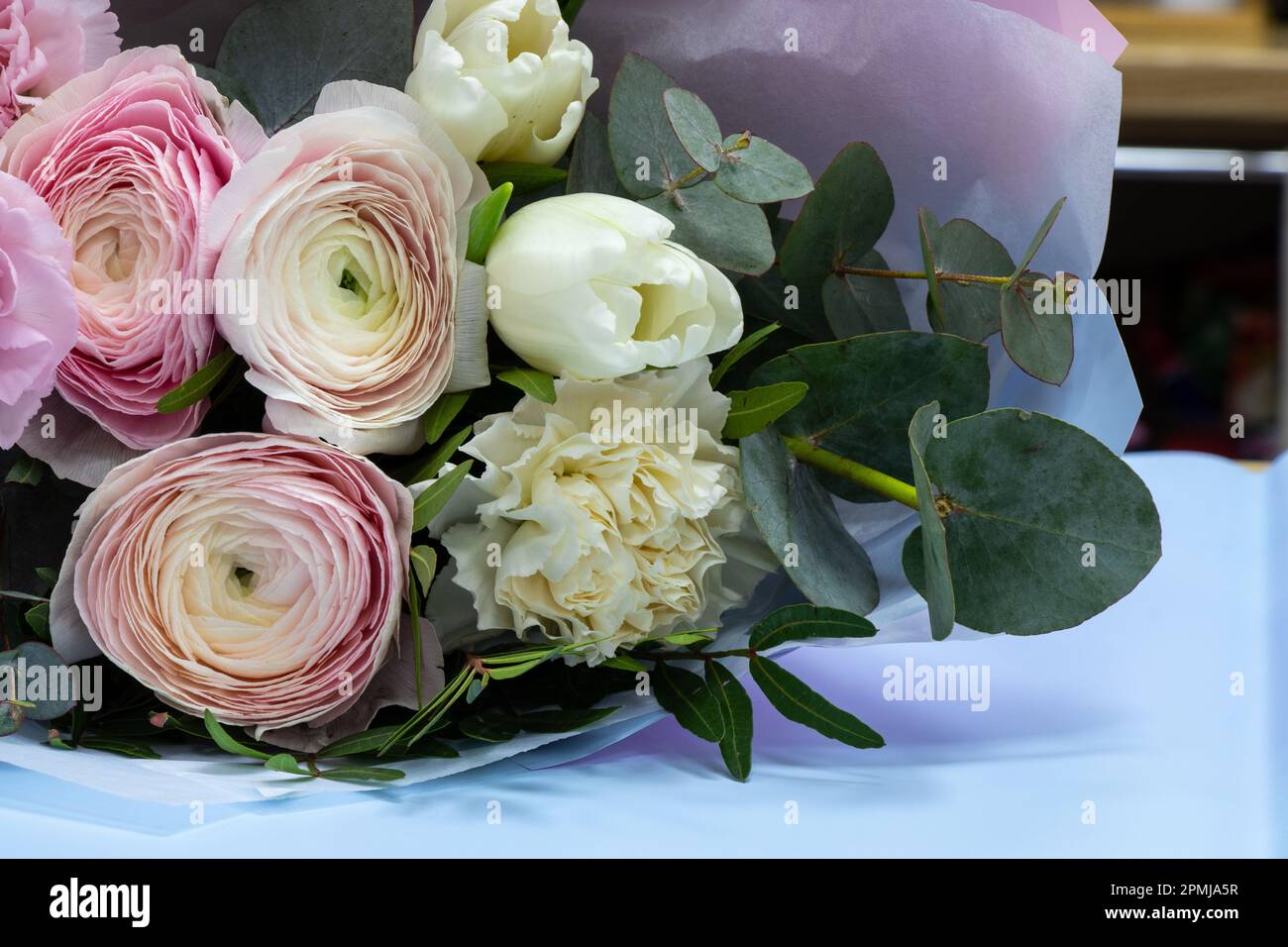 un bouquet de fleurs d'eustoma se trouve sur une table Banque D'Images