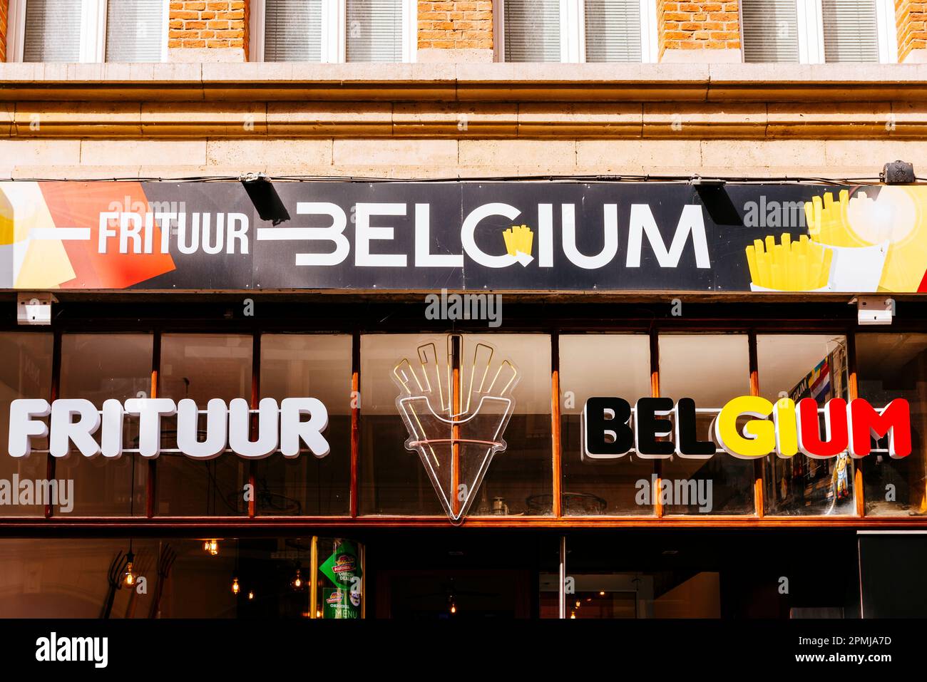 Publicité à l'extérieur d'un magasin de frites belge. Louvain, Communauté flamande, région flamande, Belgique, Europe Banque D'Images