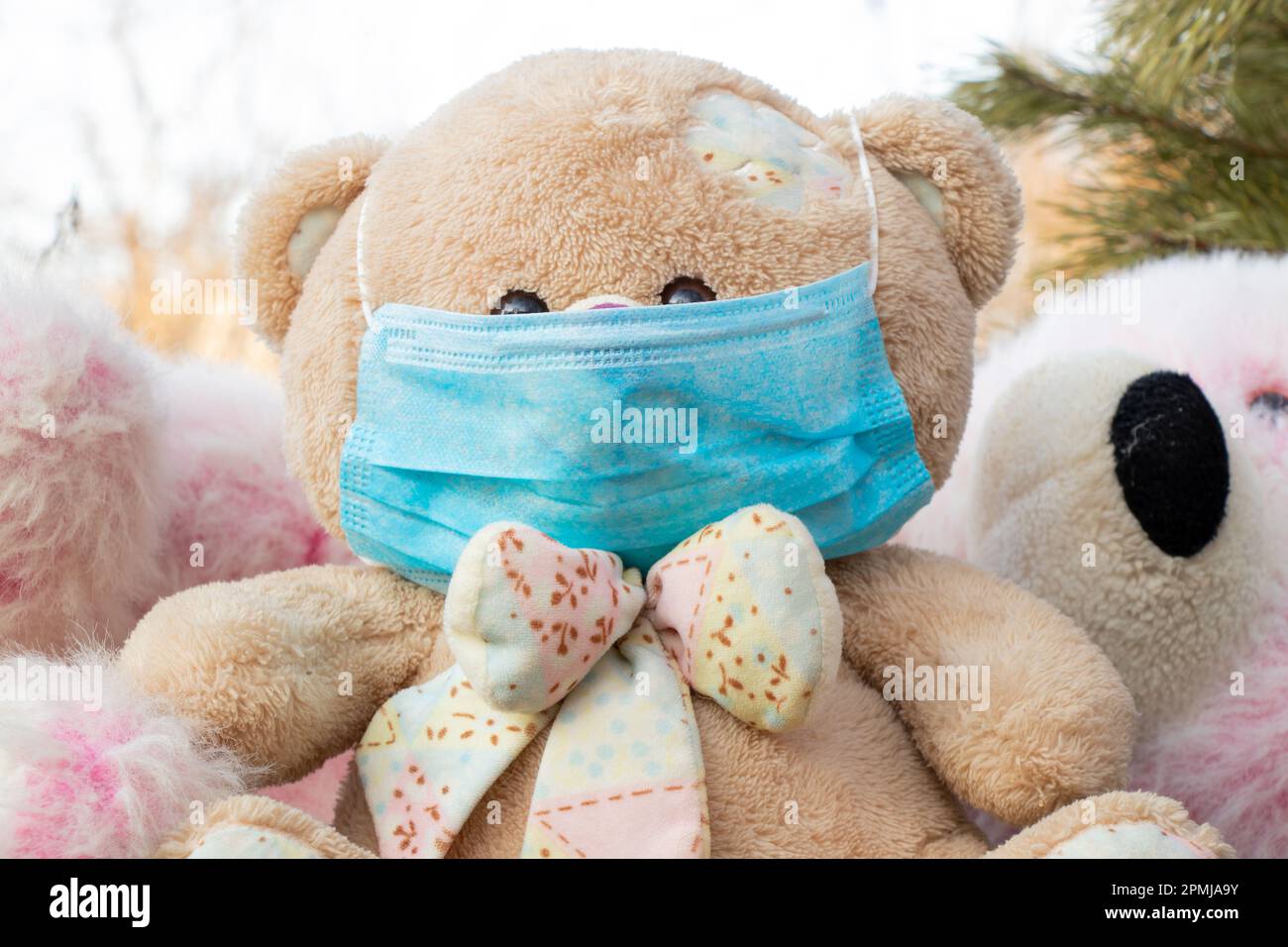 masque médical sur un ours en peluche en gros plan Banque D'Images